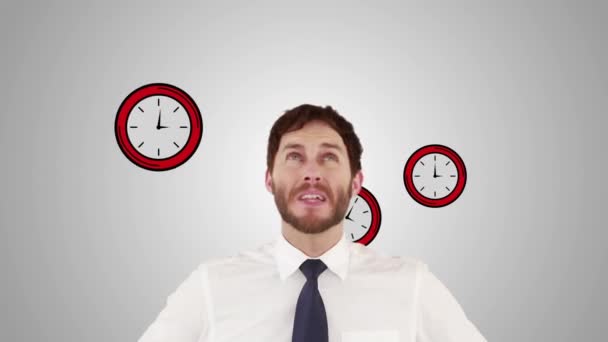 Gestresster Geschäftsmann Mit Händen Auf Dem Kopf Und Uhren Hintergrund — Stockvideo