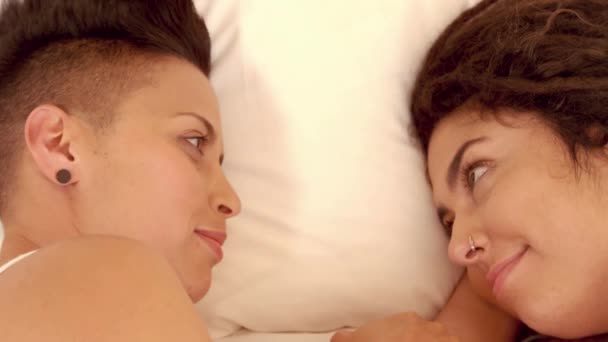 Счастливая Лесбийская Пара Смотрит Друг Друга Постели Замедленной Съемке — стоковое видео