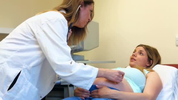 女性医師をこすりながら超音波からの彼女の胃の準備 — ストック動画
