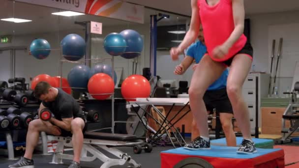 Fit Mensen Trainen Fitnessruimte Ultra Formaat — Stockvideo