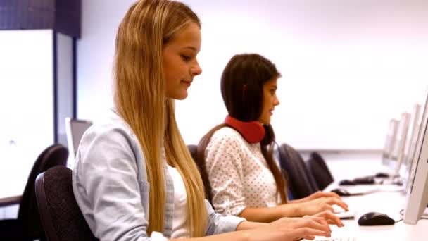 Laboratuardaki Bilgisayarlar Üzerinde Çalışan Iki Öğrenci — Stok video