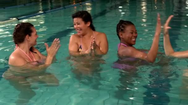 スローモーションでプールで祝う女性 — ストック動画