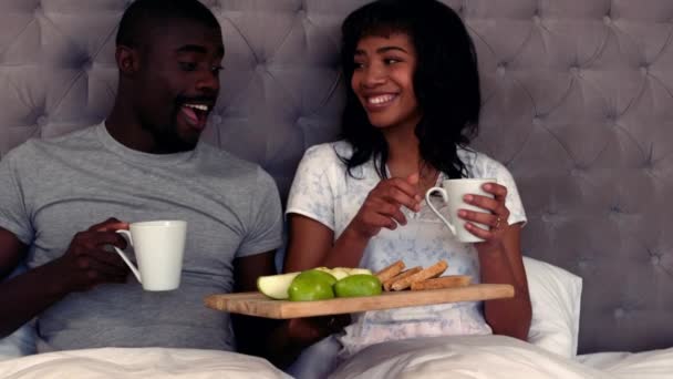 Sonriente Pareja Tomando Desayuno Cama Casa — Vídeos de Stock