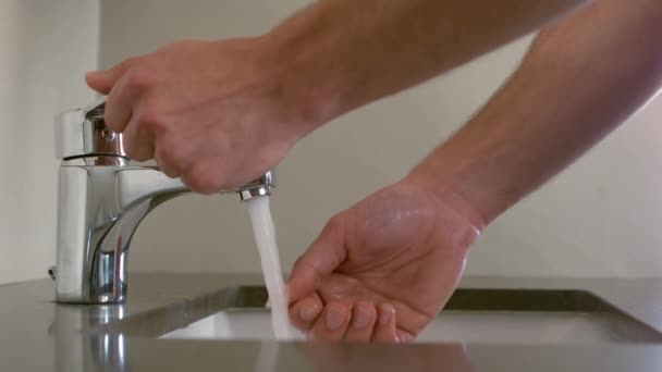 Nahaufnahme Eines Mannes Der Sich Badezimmer Die Hände Wäscht — Stockvideo