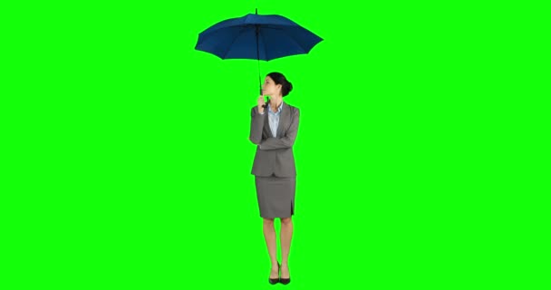 Zakenvrouw Permanent Onder Paraplu Groen Scherm — Stockvideo