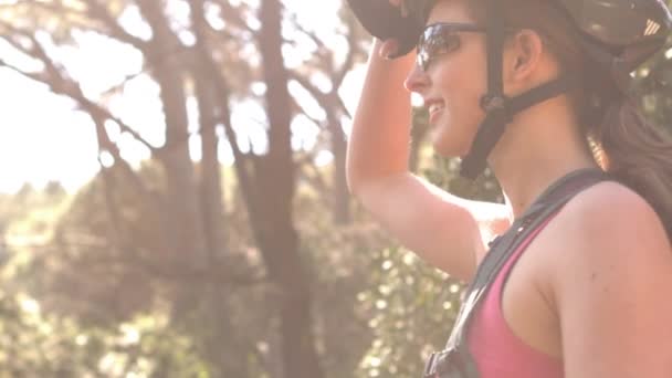 Uśmiechający Się Jeździć Rowerze Lesie Zwolnionym Tempie — Wideo stockowe