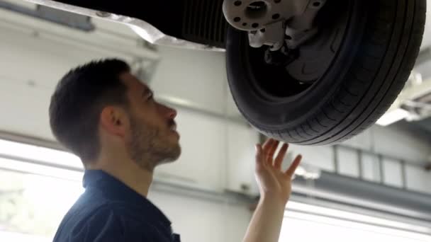 Schöner Mechaniker Bei Der Überholung Eines Autos Seiner Garage — Stockvideo