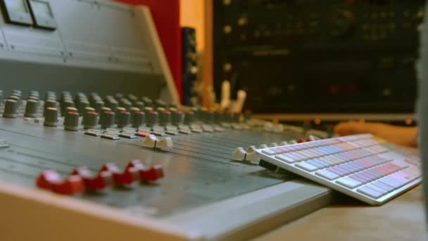 Student Pencampuran Musik Studio Dalam Kualitas Tinggi Format — Stok Video