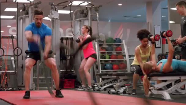 Ultra Formatında Spor Salonunda Egzersiz Insanların Uygun — Stok video