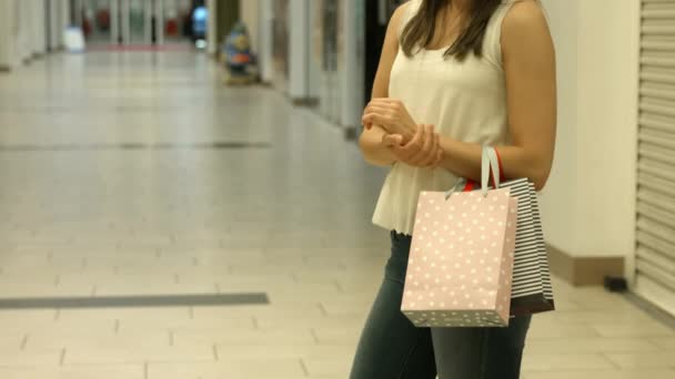 Man Een Romantische Gift Aanbieden Aan Zijn Vriendin Shopping Mall Rechtenvrije Stockvideo