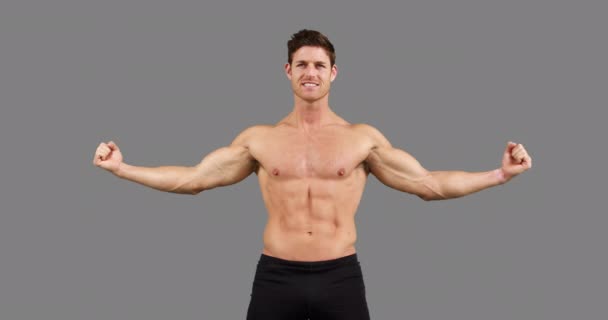 Muskulös Man Flexar Sina Muskler Grå Bakgrund — Stockvideo