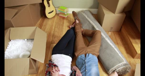 Pasangan Muda Yang Menarik Berbaring Lantai Ruang Tamu — Stok Video