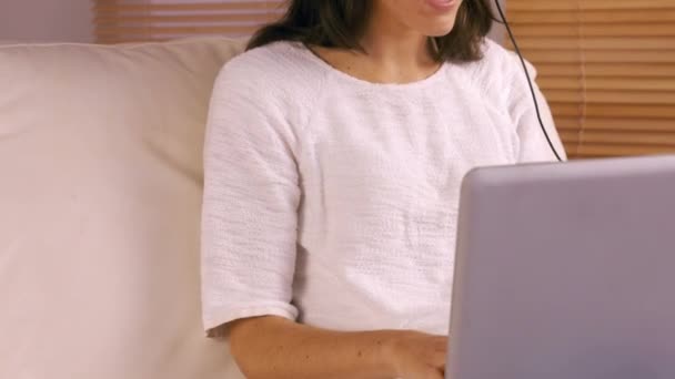 Χαμογελαστή Γυναίκα Χρησιμοποιώντας Φορητό Υπολογιστή Στον Καναπέ Στο Καθιστικό — Αρχείο Βίντεο