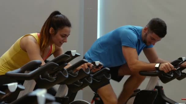 Adapter Couple Filature Dans Salle Gym Format Ultra — Video