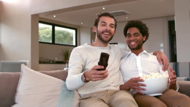 Pasangan Homoseksual Pria Makan Popcorn Bersama Sama Ruang Tamu — Stok Video