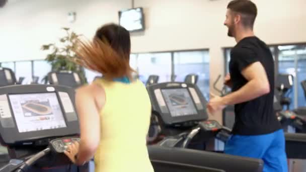 Pareja Utilizando Las Cintas Correr Gimnasio Formato Ultra — Vídeos de Stock