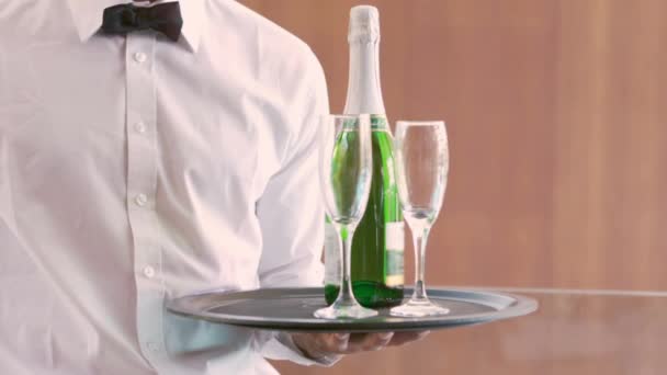 Leende Servitör Anläggning Champagne Flaskan Och Flöjt Slow Motion — Stockvideo