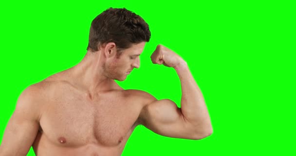 Muskularny Mężczyzna Wyginanie Mięśni Zielonym Tle — Wideo stockowe