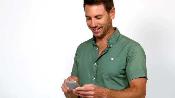 Випадковий Чоловік Використовує Свій Телефон Білому Тлі Повільному Русі — стокове відео