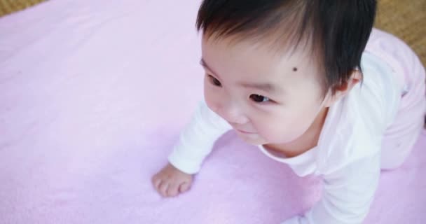 亚洲婴儿爬行在橡皮布在高质量 — 图库视频影像
