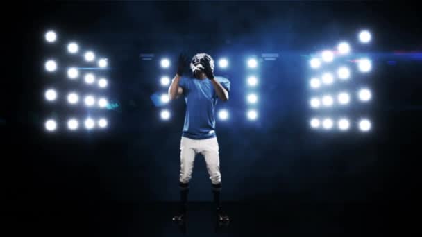 American Football Speler Tegen Opvlammende Lichten Slow Motion — Stockvideo
