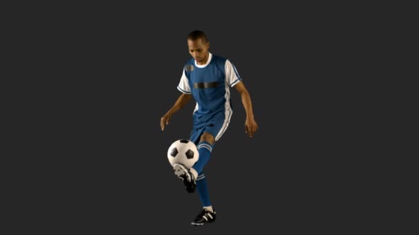 Όμορφος Άντρας Juggling Ένα Ποδόσφαιρο Μαύρο Φόντο — Αρχείο Βίντεο