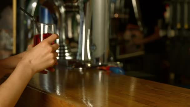 Mujer Que Sirve Bebida Bar Formato Alta Calidad — Vídeos de Stock