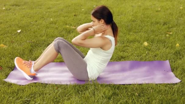 Söt Brunett Gör Pilates Park Hög Kvalitet Format — Stockvideo