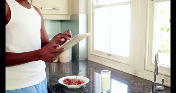 Homem Usando Seu Tablet Café Manhã Cozinha Formato Alta Qualidade — Vídeo de Stock