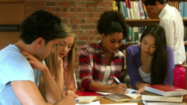 Studenti Che Revisionano Insieme Biblioteca All Università — Video Stock