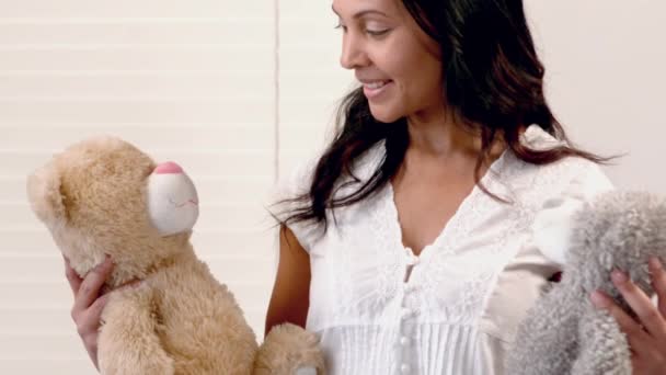 Усміхнена Мати Тримає Плюшевого Ведмедя Вдома — стокове відео