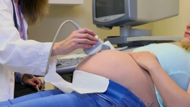 Médico Realizando Ultrasonido Una Madre Embarazada — Vídeo de stock