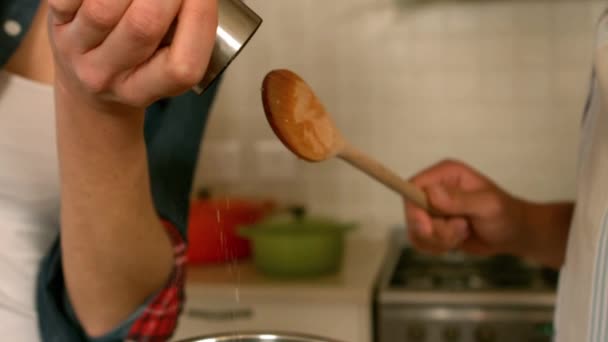 Lyckliga Par Matlagning Grönsaker Tillsammans Köket — Stockvideo