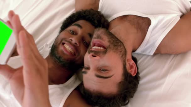 Gay Par Avkopplande Sängen Med Selfie Hem — Stockvideo