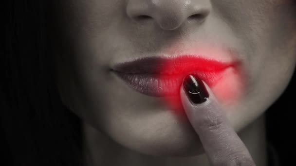 Vue Rapprochée Une Femme Touchant Ses Lèvres Noir Blanc — Video