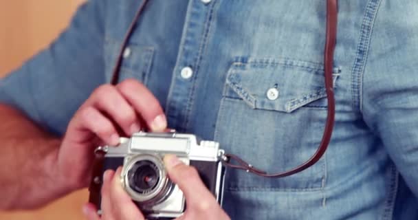 Hipster Usando Sua Câmera Vintage Formato Alta Qualidade — Vídeo de Stock