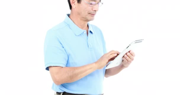 Homem Meia Idade Usando Tablet Tela Branca — Vídeo de Stock