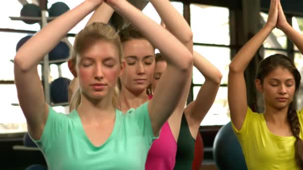 Ağır Çekimde Spor Salonunda Yoga Yaparken Uygun Grup — Stok video