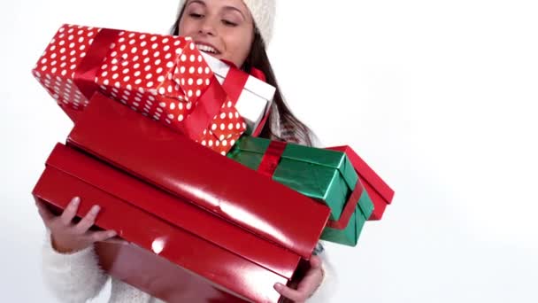 スローモーションで白い背景に贈り物の山を運ぶお祭り女 — ストック動画
