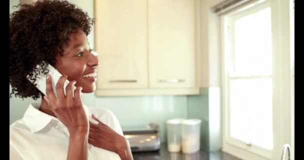 Mulher Feliz Sua Cozinha Telefone Formato Alta Qualidade — Vídeo de Stock