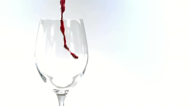 Κόκκινο Κρασί Που Ρίχνει Στο Ποτήρι Κρασί Αργή Κίνηση — Αρχείο Βίντεο