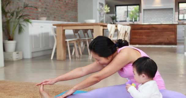 Anne Bebek Yüksek Kaliteli Biçiminde Yoga Yaparken — Stok video