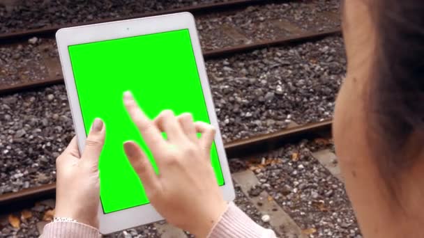 Empresária Usando Tablet Plataforma Trem Formato Alta Qualidade — Vídeo de Stock