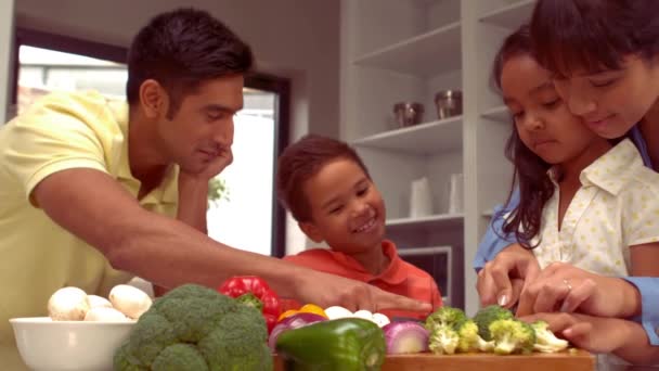 Χαμογελώντας Ισπανόφωνος Οικογένεια Μαζί Μαγειρική Στο Σπίτι — Αρχείο Βίντεο