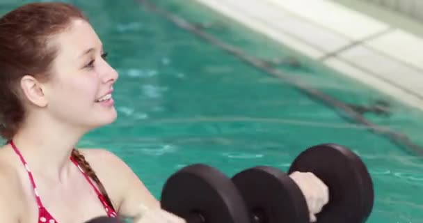 Vrouw Doet Aqua Aerobics Met Trainer Hoge Kwaliteit Formaat — Stockvideo