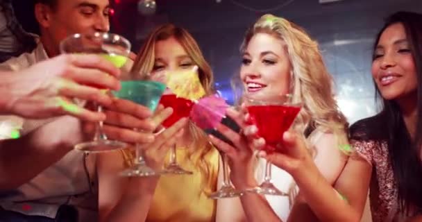 Glückliche Freunde Trinken Cocktails Der Diskothek — Stockvideo