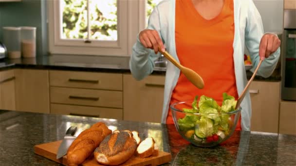 Mujer Bonita Preparando Ensalada Cocina Cámara Lenta — Vídeos de Stock