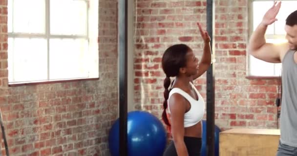 Passer Par High Femving Crossfit Gym Høj Kvalitet Format – Stock-video