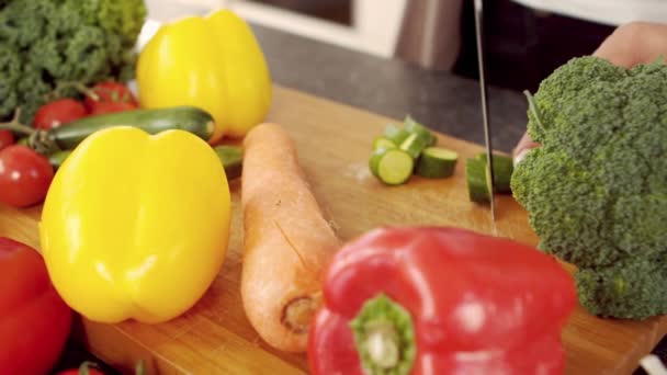 Manos Femeninas Rebanando Verduras Cámara Lenta — Vídeos de Stock