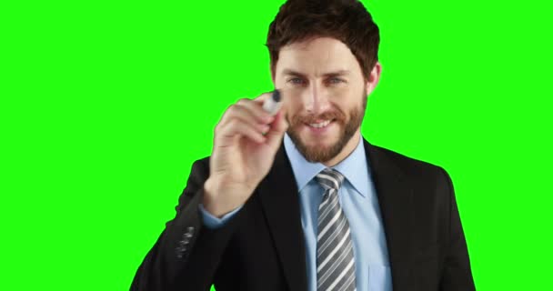 緑色の画面で目に見えない板に書くビジネスマン — ストック動画
